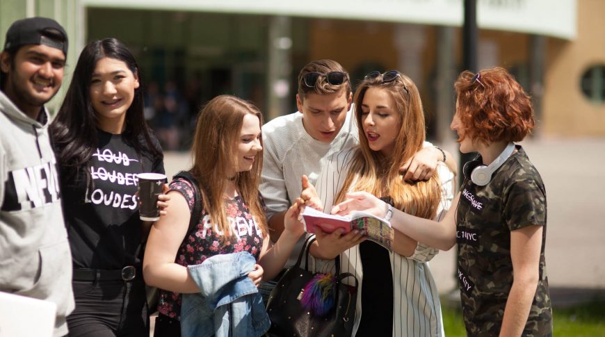 studenci, obcokrajowcy, książka, czytanie, śmiech, uniwersytet