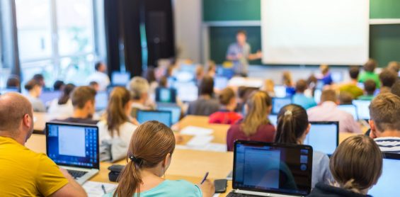 sala wykładowa, studenci, laptopy, wykład