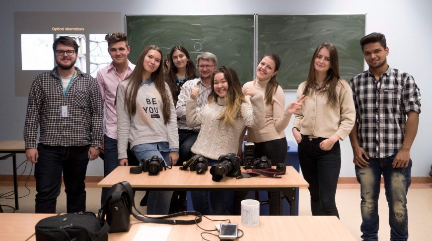 studenci, grupa, sala, aparaty, fotografia