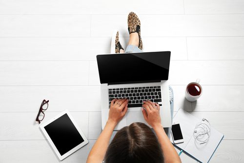 praca, laptop, tablet, telefon, zeszyt, herbata, osoba