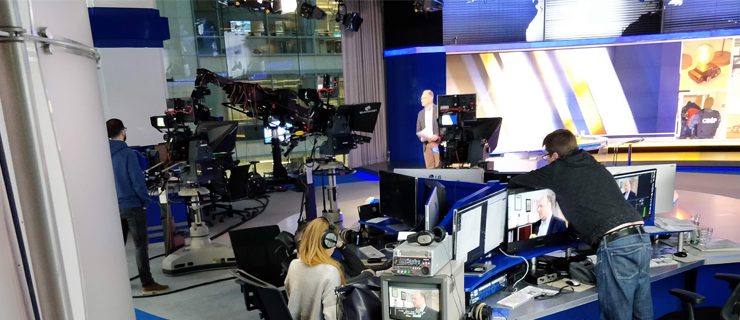 studio telewizyjne, wiadomości, prezenter, kamery, komputery